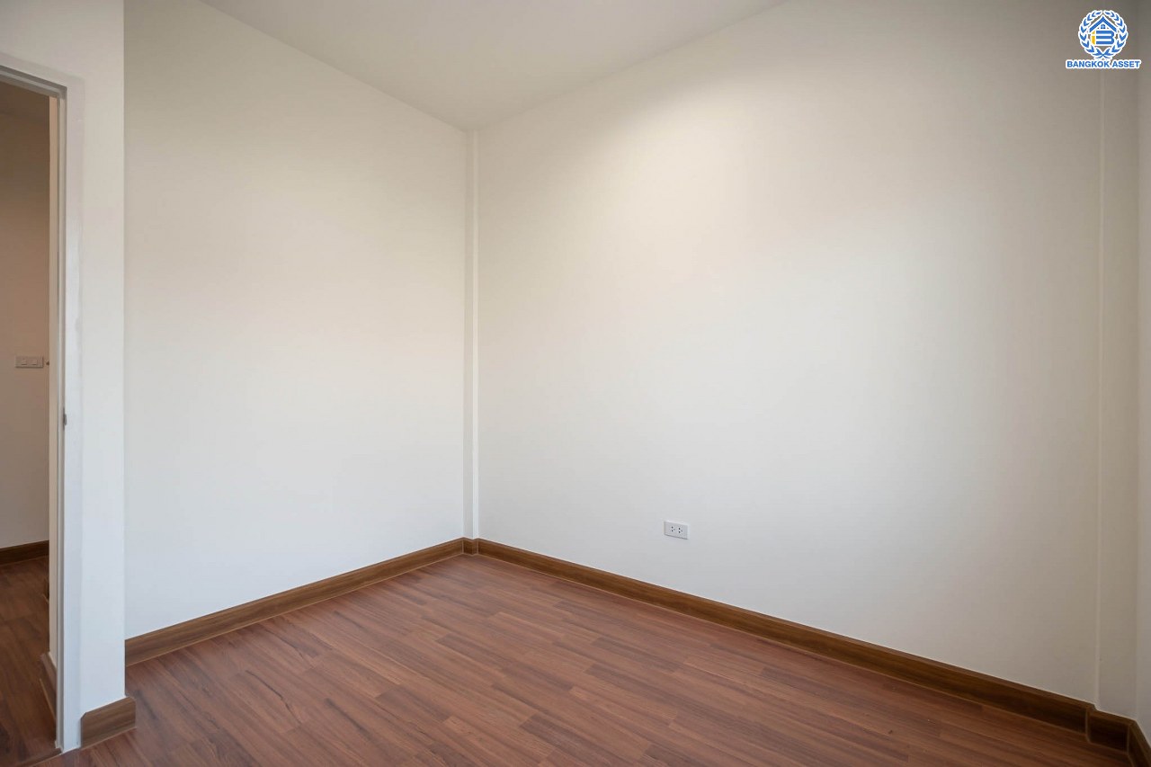 บ้านมือสองตกแต่งใหม่ แบรนด์ Property Perfect ม.เดอะวิลล่า ราชพฤกษ์-ท่าอิฐ ทาวน์เฮ้าส์ เนื้อที่ 18 ตร.ว. ฟังก์ชัน 3 ห้องนอน 2 ห้องน้ำ 1 ที่จอดรถ บนทำเลเชื่อมต่อทั้งถนนรัตนาธิเบศร์ และถนนราชพฤกษ์ และเพียง 10 นาทีถึงรถไฟฟ้า "สถานีบางรักน้อยท่าอิฐ"